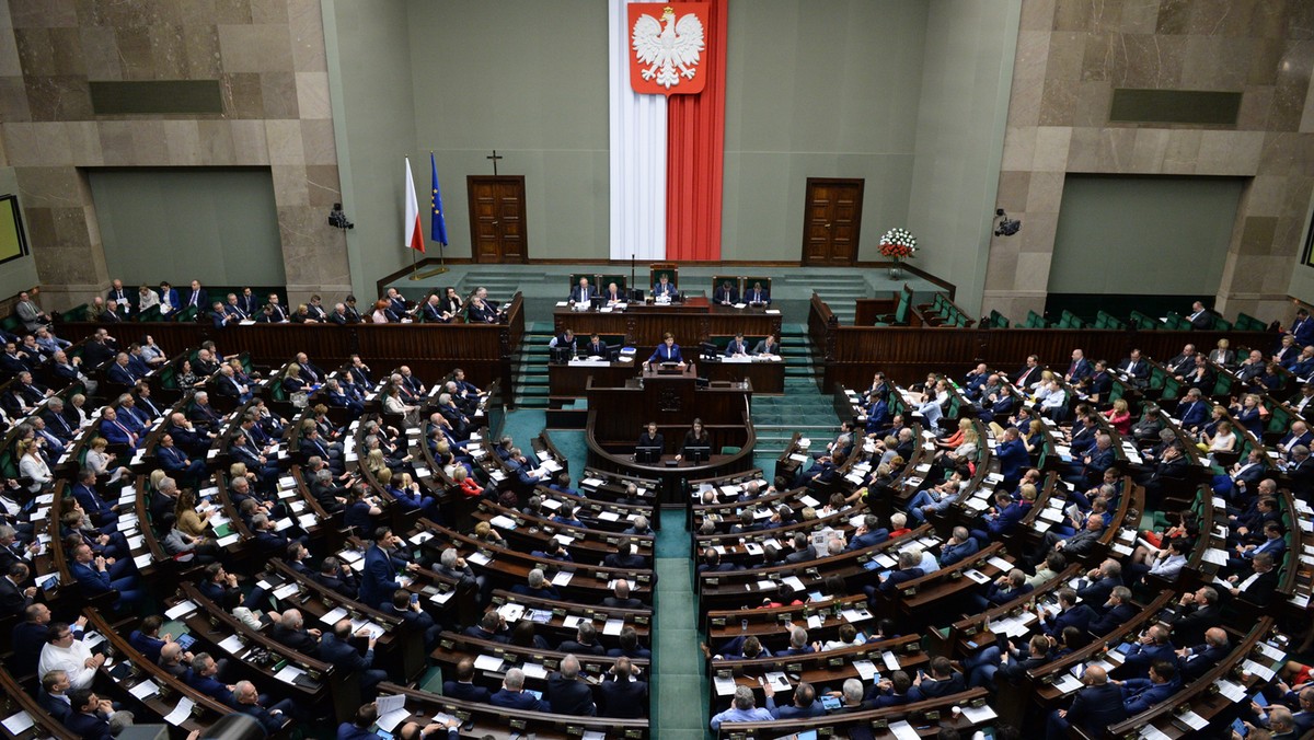 Zakończyły się burzliwe obrady Sejmu ws. komunikatu Komisji Europejskiej na temat sytuacji w Polsce. Posłowie przyjęli przedstawioną przez premier Beatę Szydło informację. Za opowiedziało się 263 posłów, przeciw było 177, od głosu wstrzymały się trzy osoby.