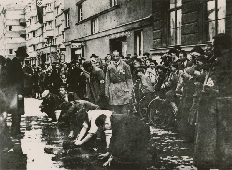 Po aneksji Austrii przez Trzecią Rzeszę mieszkańcy stolicy przyglądają się, jak austriaccy naziści zmuszają Żydów do szorowania chodnika. Wiedeń, marzec 1938 r. 