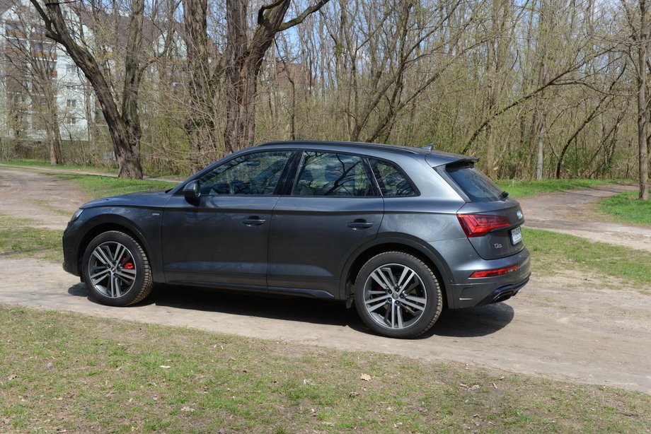 Audi Q5 to nie jest sportowy SUV, przynajmniej w wersji 45 TFSI, czyli z silnikiem o mocy 265 KM. Ma stonowaną sylwetkę, ale te 265 KM wystarczą, by mogło się rozpędzić do setki w niewiele ponad sześć sekund. To niezły wynik.