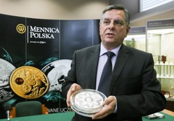 Mennica uczci kanonizację Jana Pawła II największą monetą świata