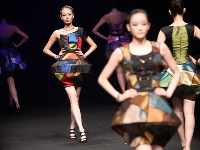 Propozycje projektantów z Chin na Chińskim Tygodniu Mody