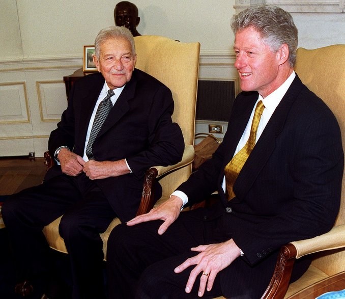 Prezydent USA Bill Clinton spotyka się z prezydentem Izraela Ezerem Weizmanem w Gabinecie Owalnym (1997 r.)