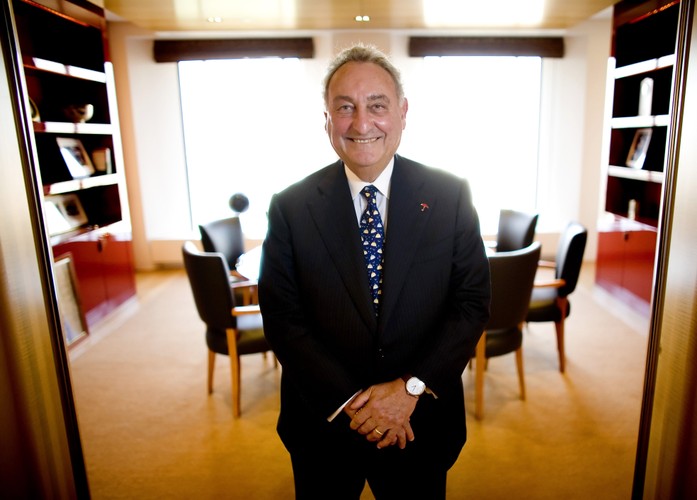 <b>Sandy Weill - finansista, były prezes Citigroup</b><br>W połowie 1950 roku Weill próbował sprzedawać książki na ulicach Nowego Jorku.<br>Swoją właściwą karierę Weill zaczynał w firmie maklerskiej. Drogą na szczyt była praca w Citigroup, największym dostawcy usług finansowych.