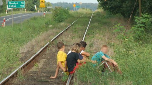 Zdjęcie ilustracyjne — dzieci na torach kolejowych