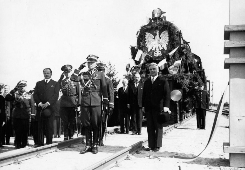 inister Juliusz Ulrych (w garniturze po prawej) podczas otwarcia linii kolejowej kolejowej Zegrze – Radzymin – Zegrze