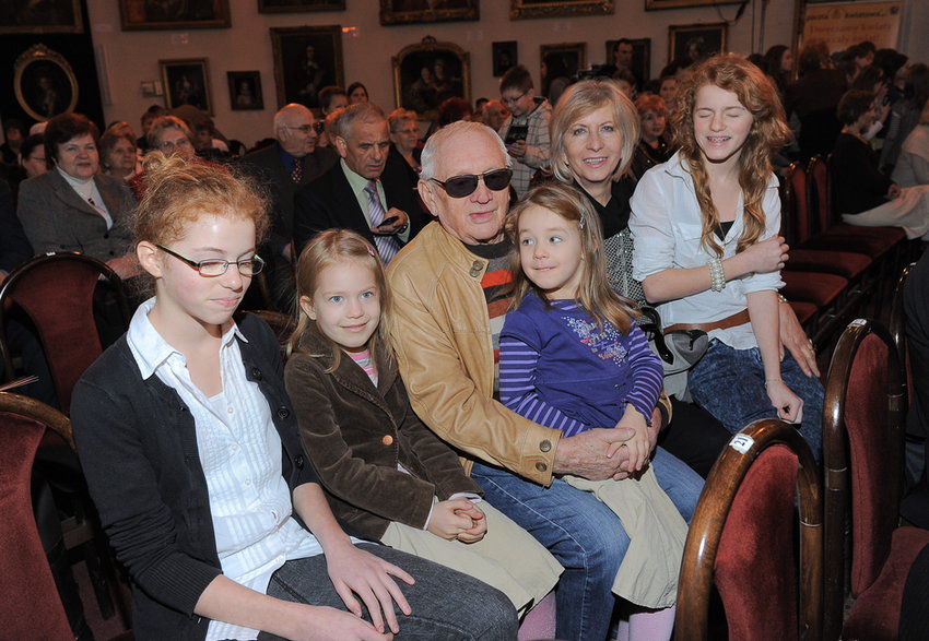 Witold Pyrkosz z żoną i wnuczkami w 2010 r. 