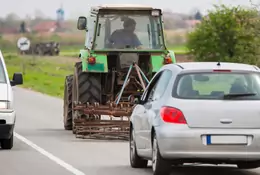 Czy można wyprzedzać traktor na linii ciągłej?