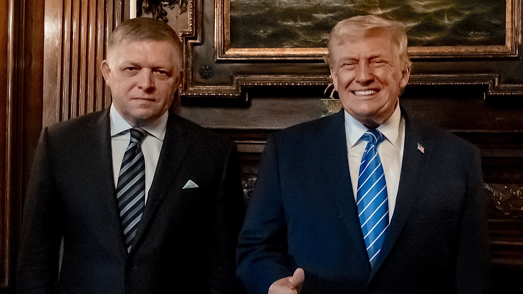 Robert Fico a Donald Trump počas ich stretnutia v Trumpovom sídle Mar-a-Lago.