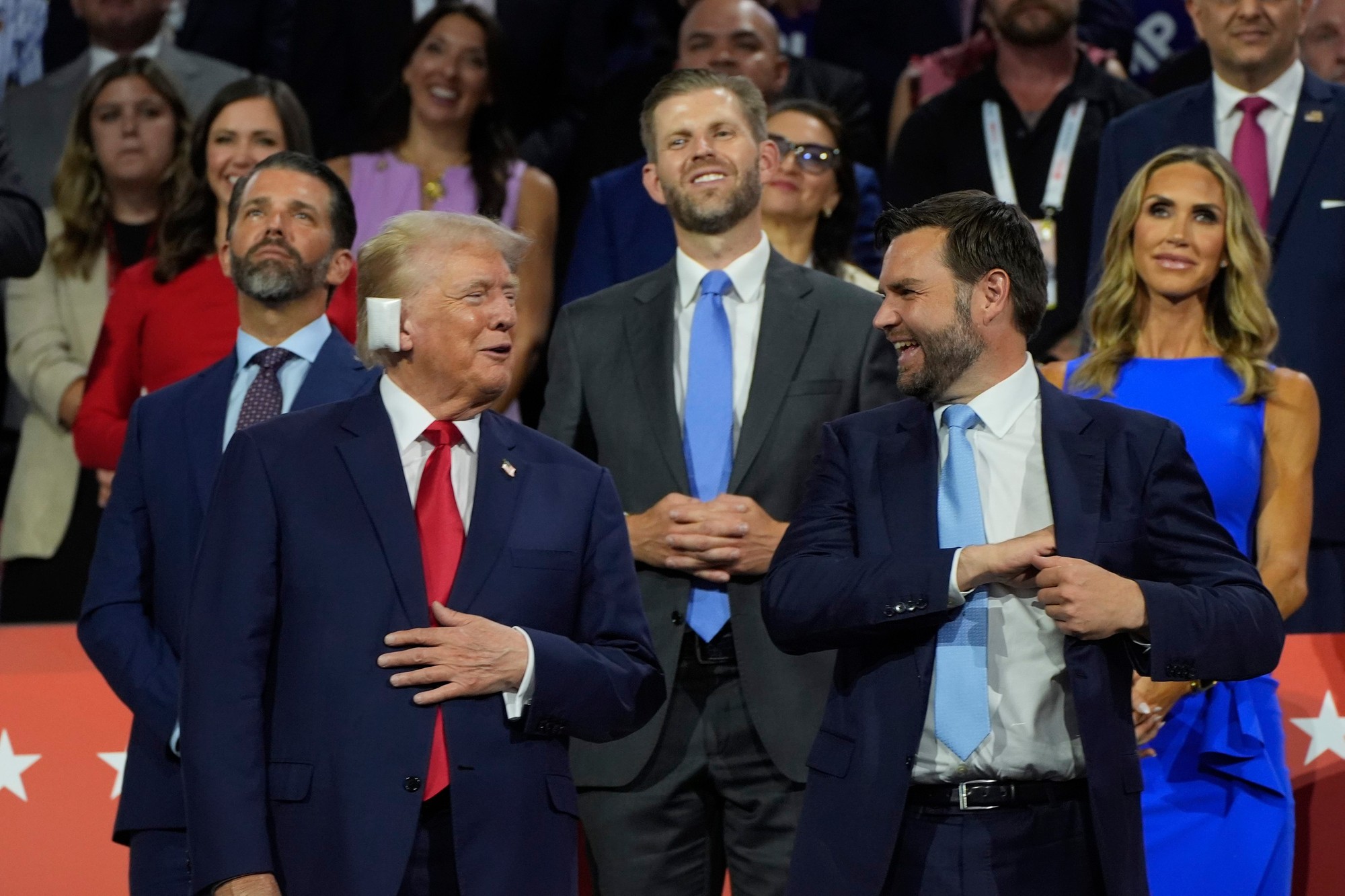 Donald Trump na prvom verejnom vystúpení po atentáte s obviazaným uchom.