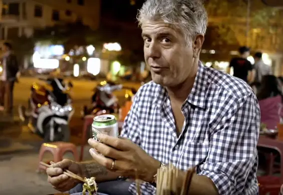 Klął jak szewc i pił jak smok. Gdy mu nie smakowało, wypluwał.  Anthony Bourdain sprawił, że gotuję coś więcej niż parówki