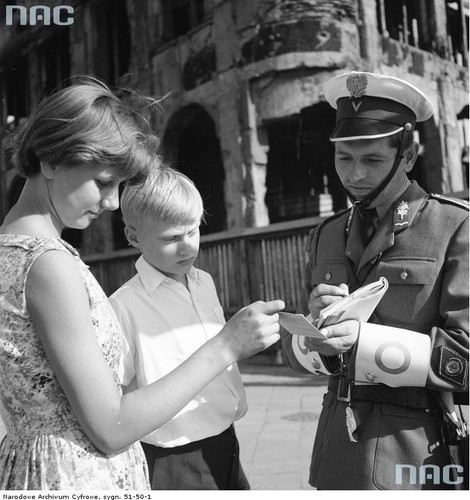 Milicjant podczas kontroli dokumentów