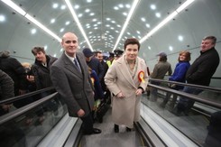 Tłum fotografów, sesja w wagonie. Gronkiewicz-Waltz otworzyła II linię metra