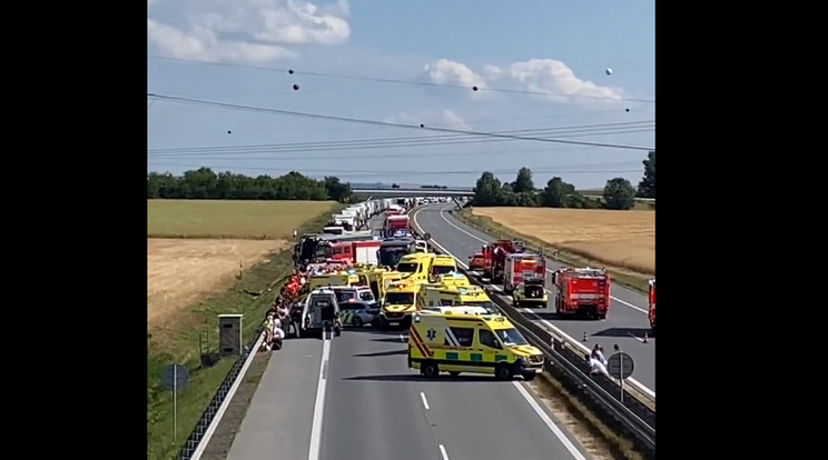 Magyarok is ütlek a Csehországban balesetező buszon /Fotó: Twitter videorészlet