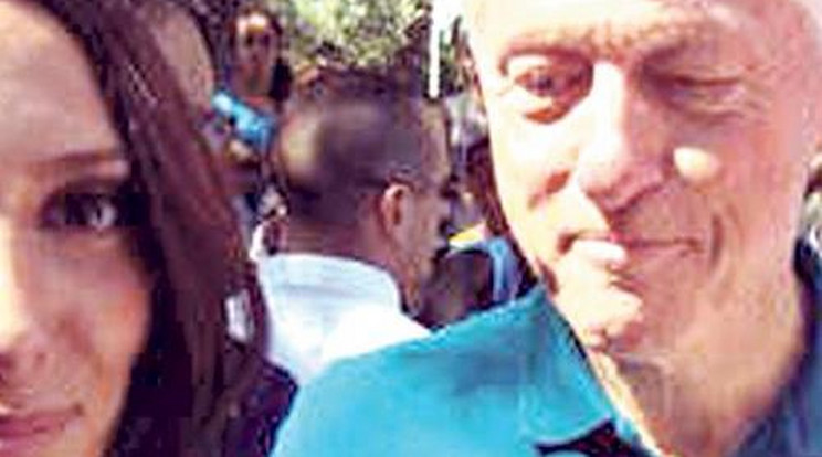 Bill Clinton keblekkel selfie-zett 