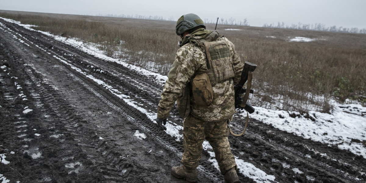 Droga na linii frontu w Donbasie.