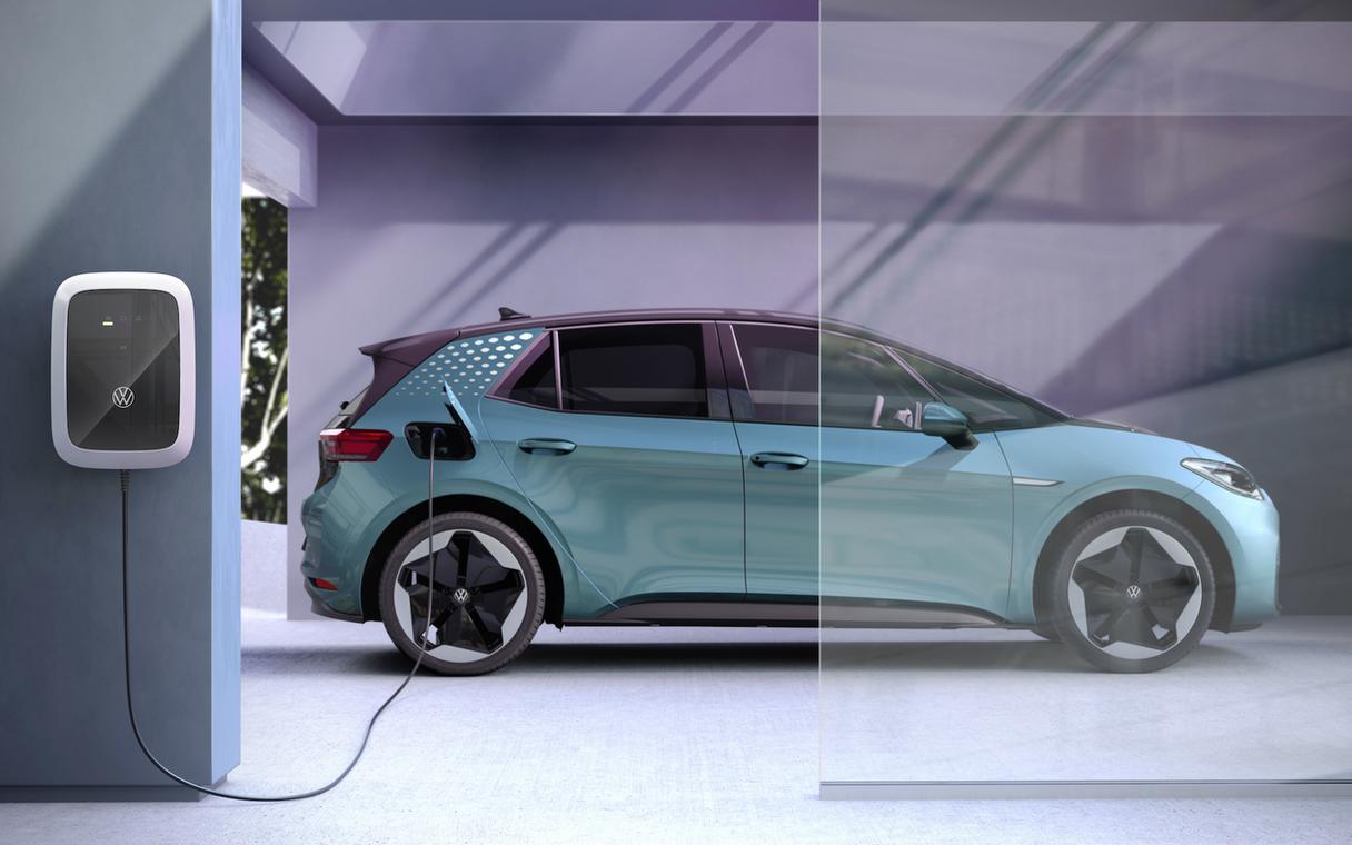 Wallbox ID. Charger pozwala naładować akumulator auta szybciej niż zwykłe gniazdko: przy jednofazowym przyłączu osiąga moc do 7,4 kW, przy trójfazowym – 11 kW. Ceny tego urządzenia zaczynają się od 1729 zł.