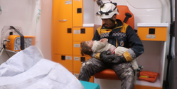 18-miesięczna dziewczynka z Syrii uratowana spod gruzów. Jej mama i rodzeństwo zginęli