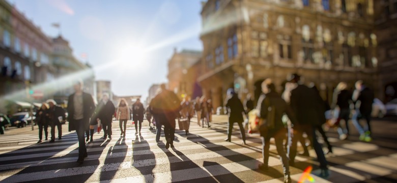 Koronawirus w Singapurze. Pies-robot pilnuje dystansowania społecznego