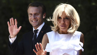 Brigitte Macron w cygaretkach oraz bluzce z odsłoniętymi ramionami podczas oficjalnej wizyty w Grecji