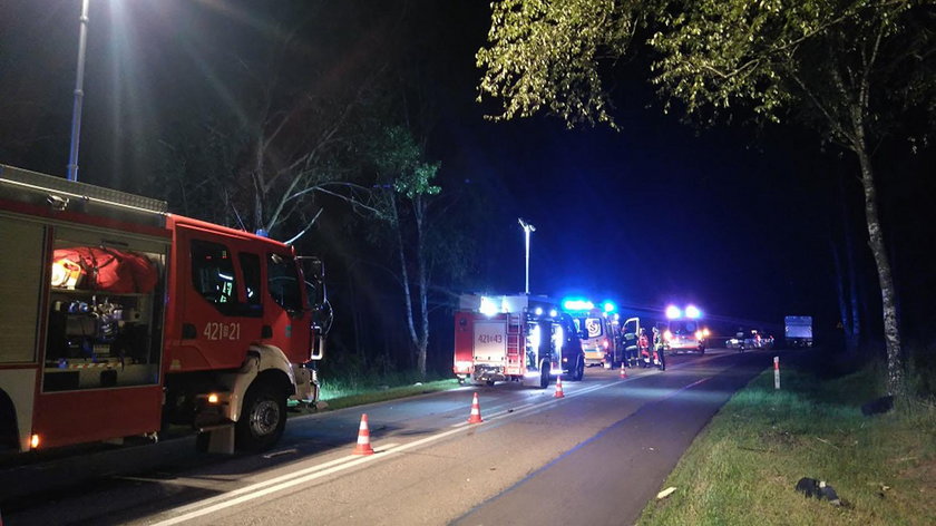 Podlasie. Wypadek na krajowej 65. BMW uderzyło w drzewo