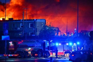 Ogromny pożar pod Warszawą. Toksyny w powietrzu. Straż pożarna apeluje o zamknięcie okien