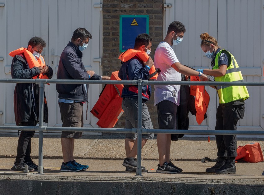 Migranti u Doveru nakon prelaska Lamanša u čamcima