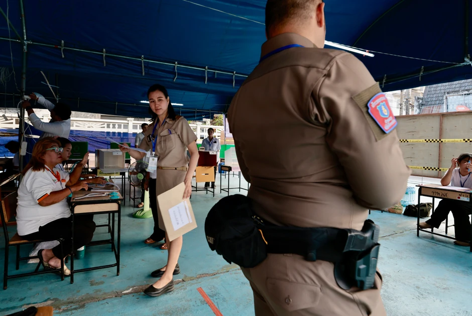 Tajlandska policija na biračkom mestu u Bangkoku