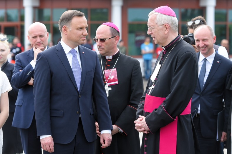 Na pierwszym planie prezydent Duda i abp Gądecki