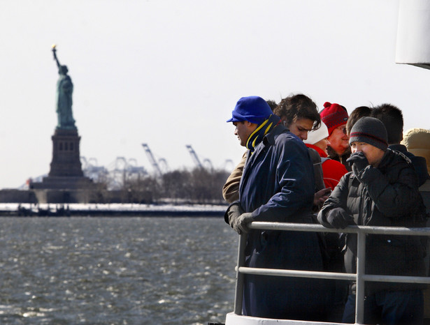 Turyści płynący na wyspę na której stoi Statua Wolności