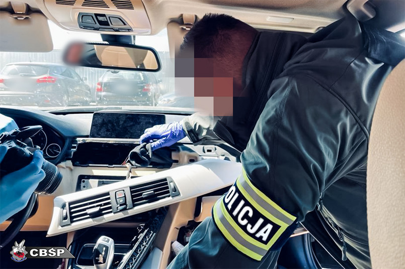 W systemie wentylacji BMW, którym jechali złodzieje (auto najpewniej służyło do rozpoznania) policjanci znaleźli narzędzia służące do kradzieży pojazdów