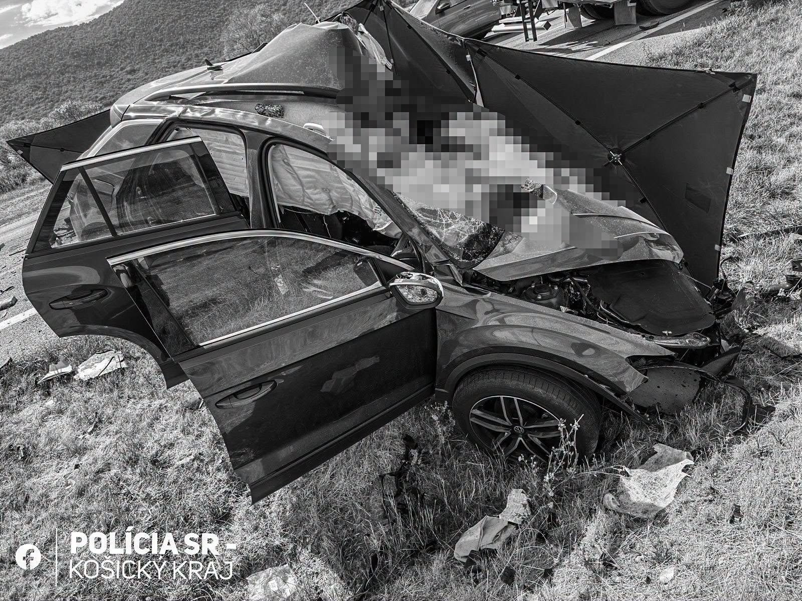 Na ceste I/16 pri Hrhove došlo k tragickej nehode kamiónu a dvoch áut.