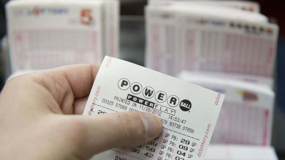 270 milionów dolarów jest do wygrania w amerykańskiej loterii "Powerball". Do wielu punktów gdzie można kupić zakład ‘’chybił trafił’’ lub wybrać własne liczby ustawiają się długie kolejki. Tak wysoka suma jest wynikiem kumulacji. W poprzednich losowaniach nikt nie trafił wszystkich wylosowanych liczb dlatego kwota urosła do tak wysokich rozmiarów.