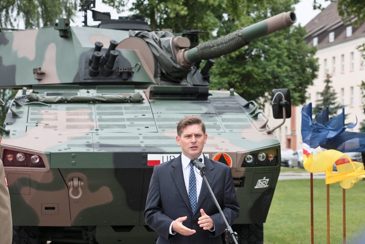 PGZ posiada także kompetencje w zakresie projektowania, budowy oraz wyposażania okrętów. Ponadto, PGZ modernizuje i serwisuje pojazdy, samoloty, śmigłowce, okręty (także sprzęt byłego ZSRR). W najbliższych latach PGZ będzie rozwijała technologie kosmiczne i satelitarne oraz cybertechnologie.
<br><br> (mr) PAP/Lech Muszyński