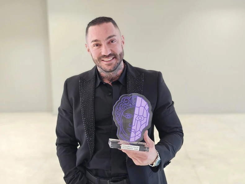 OD DRŽAVE DOBIO 25.000 EVRA, 485 POTROŠIO, PA RAZLIKU  STAVIO U DŽEP Najkontroverzniji Crnogorac tvrdio da mu je otac bio sa Ksenijom Pajčin, pa oženio bivšu od našeg omiljenog glumca