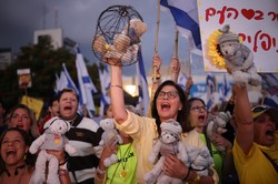 Hamas przekazał pierwszych 7 zakładników Czerwonemu Krzyżowi. Izrael czeka na kolejnych