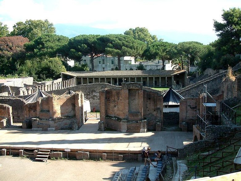 Scena teatru i tzw. Portyk Gladiatorów (fot. Radomił, CC BY-SA 3.0)