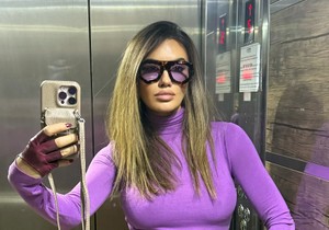 Sindi pozira u liftu