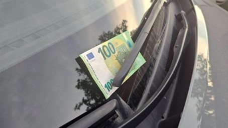 Nastupujete do auta a zrazu si všimnete peniaze, ktoré sú pritlačené za stieračom čelného skla?