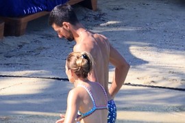 Jelena Đoković u NAJIZAZOVNIJEM KUPAĆEM IKADA: Donji deo slike krije ZAPALJIV DETALJ, ovog leta ne izlazi iz BIKINIJA koje dizajnira ČUVENA TURKINJA i bombastično joj stoje