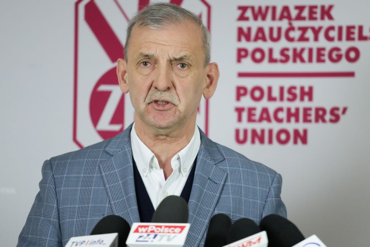 Szef ZNP Sławomir Broniarz na konferencji prasowej zaznaczył, że proponowana przez resort podwyżka jest niewystarczająca, ale mimo to szefowa MEN nadal nie podpisała rozporządzenia w tej sprawie.