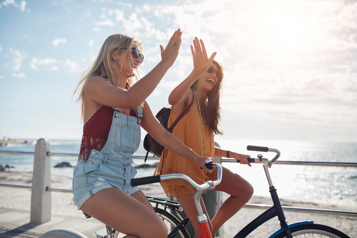 Bicyklovanie prináša nielen spálené kalórie, ale aj radosť a dobrú náladu – presne to, čo naše telo potrebuje.