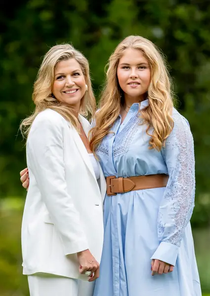 Królowa Maxima z Holandii i księżniczka Amalia z Holandii podczas corocznej  imprezy w ich rezydencji Palace Huis ten Bosch w Hadze w Holandii. (Zdjęcie: Patrick van Katwijk/Getty Images)