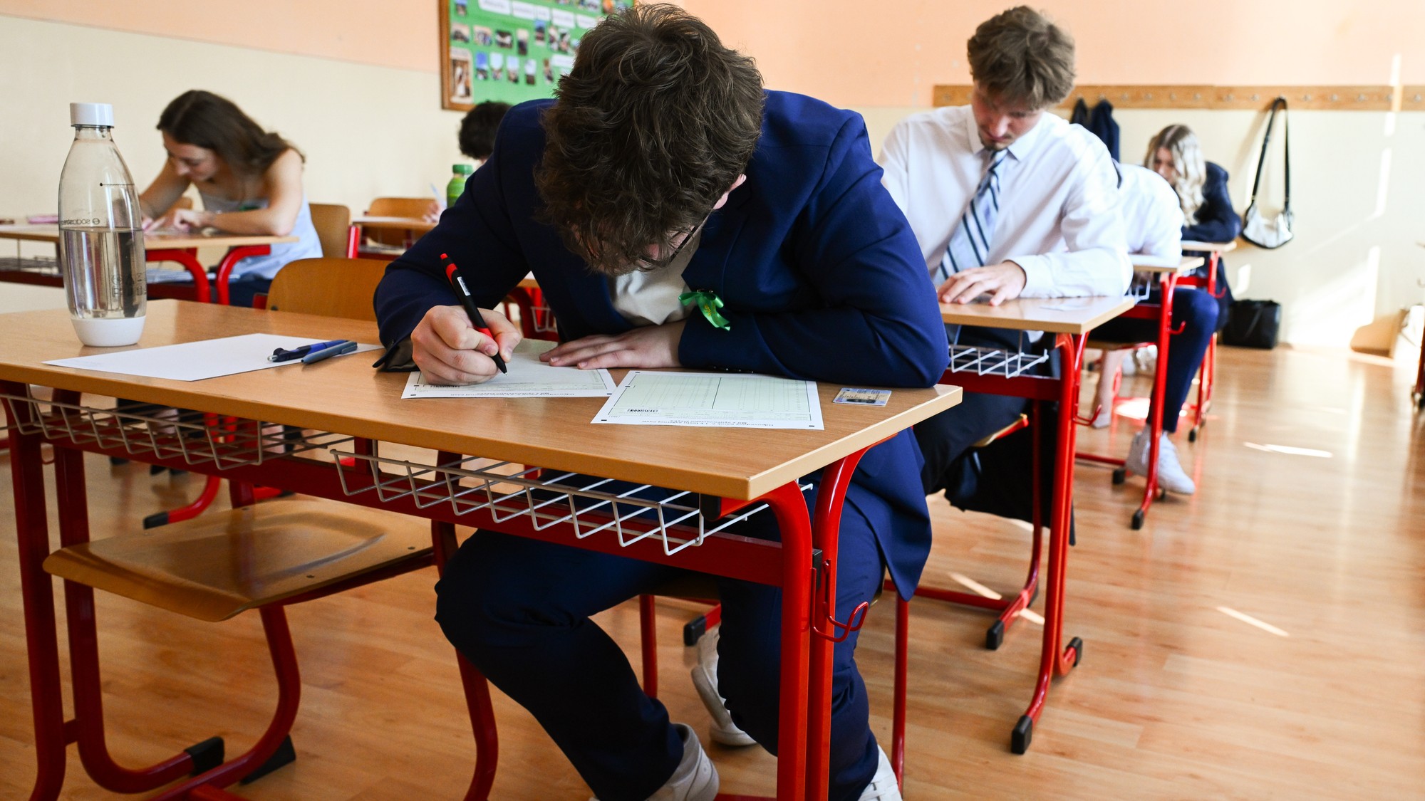 Na snímke maturanti počas písomných maturít zo slovenského jazyka a literatúry na Gymnáziu M. R. Štefánika v Novom Meste nad Váhom.