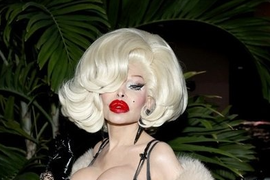 ŠOK NA NJUJORŠKOJ NEDELJI MODE! Slavna transrodna manekenka došla obučena kao SORAJA 2017. GODINE: Grudi na izvol'te, samo bradavice pokrila sa DVE ŠLJOKIČAVE NALEPNICE