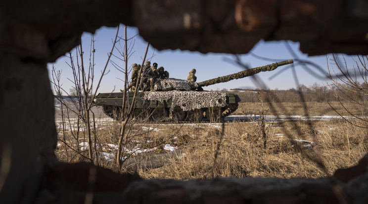 Az ukrán katonák igazoltatás közben leplezték le az orosz ellenfelet / Fotó: MTI/AP/Vadim Ghirda