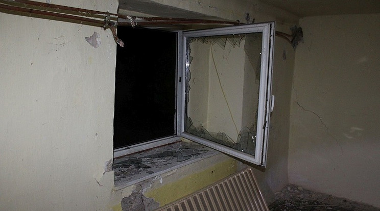A 17 éves fiatal az ablakot betörve jutott be a lakásba /Fotó: police.hu