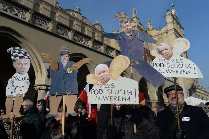 Hasła na transparentach KOD