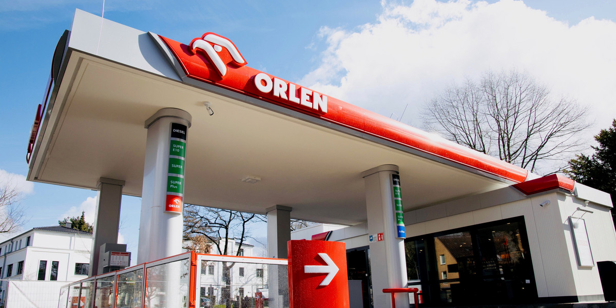 Orlen chce rozwijać sieć własnych automatów do odbierania przesyłek. Staną m.in. na stacjach benzynowych.
