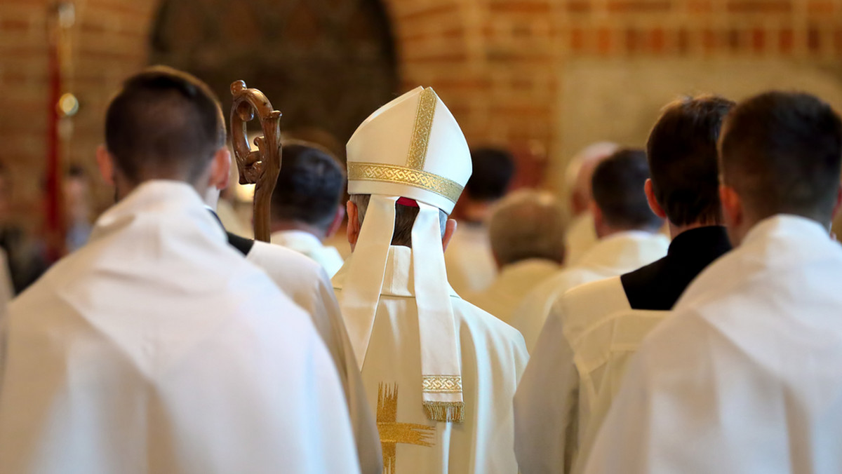 Ponad połowa, bo aż 63 proc. Polaków uważa, że Kościół powinien zachować neutralność wobec polityki Prawa i Sprawiedliwości - tak wynika z sondażu Ariadna przeprowadzonego dla portalu ciekaweliczby.pl. O jego wynikach informuje "Rzeczpospolita".