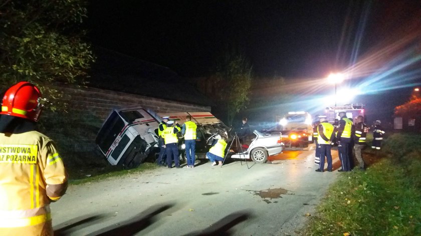 Tragiczny wypadek pod Krakowem. Cztery osoby zginęły. 20-latka walczy o życie